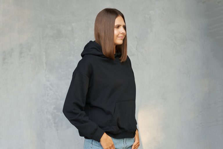 kvinna i svart hoodie